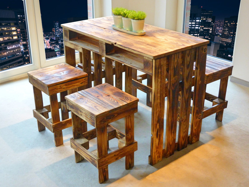Palettenmöbel Sitzgruppe – Paletten Tisch & Hocker 1